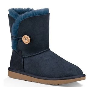 UGG Bailey Button in navy blue/ size 6